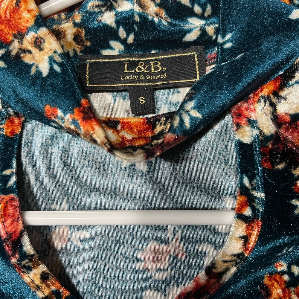 Lucky & Blessed Women’s Velvet Floral Keyhole Top - Picture 9 of 10